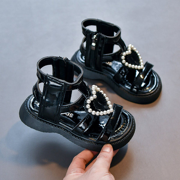 Лачени сандали за момичета с декорация перли и закопчаване с цип