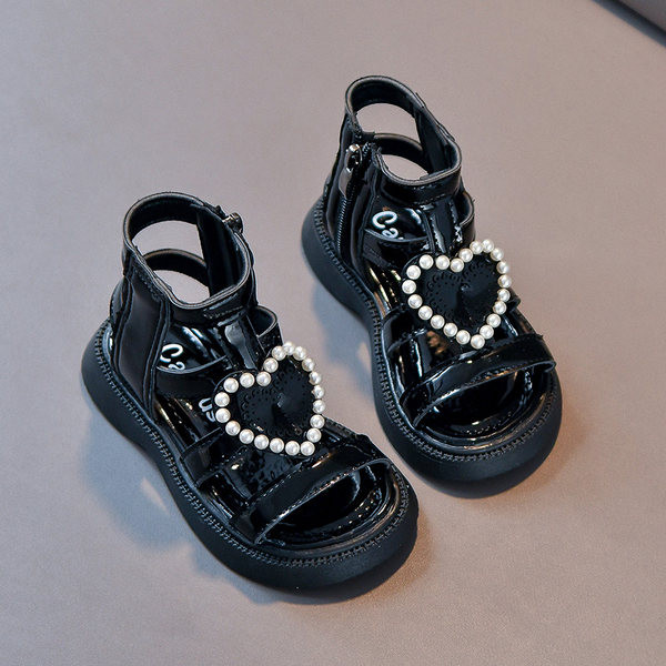 Лачени сандали за момичета с декорация перли и закопчаване с цип