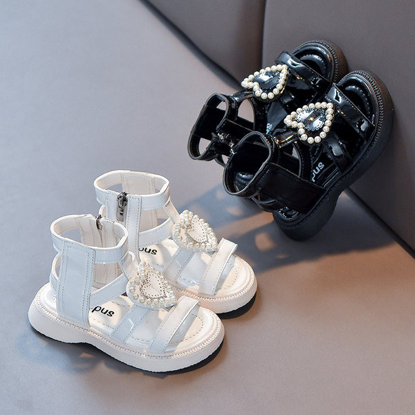 Лачени сандали за момичета с декорация перли и закопчаване с цип