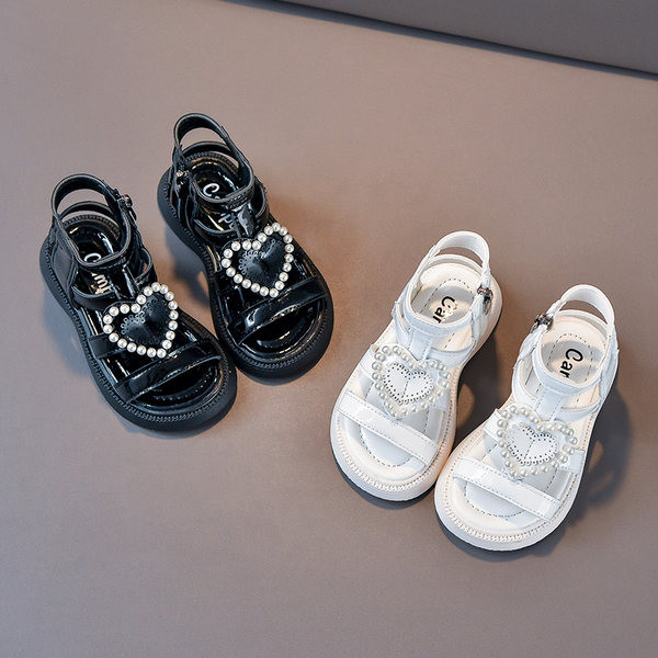 Лачени сандали за момичета с декорация перли и закопчаване с цип