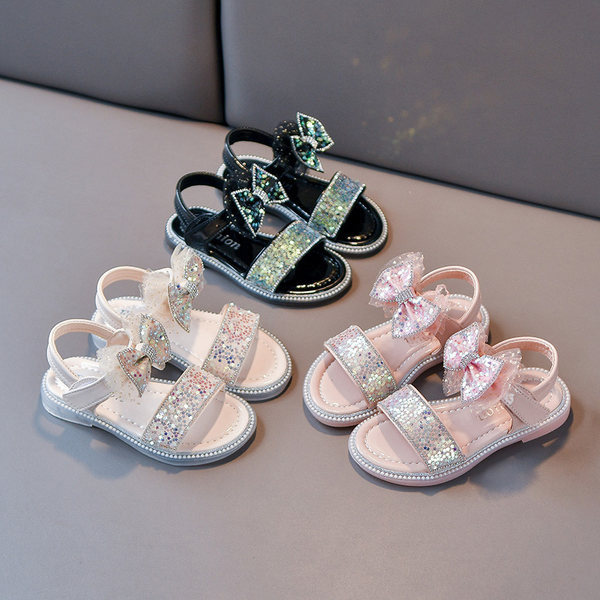Детски сандали с панделка и лъскав ефект 