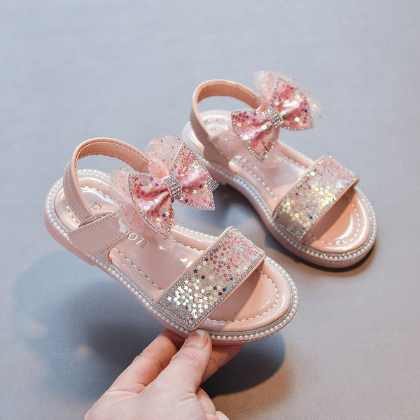 Детски сандали с панделка и лъскав ефект 