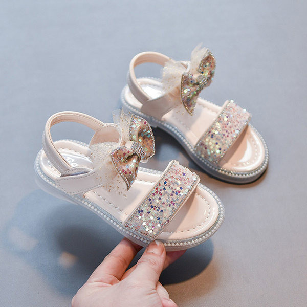 Детски сандали с панделка и лъскав ефект 