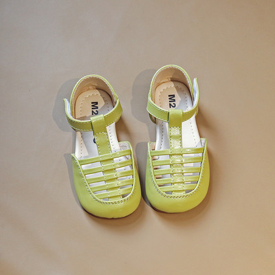 Затворени кожени сандали за момичета с велкро закопчаване 