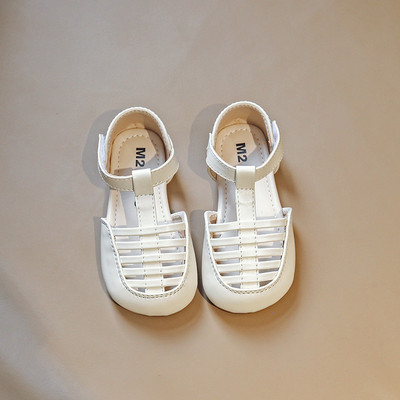 Затворени кожени сандали за момичета с велкро закопчаване 