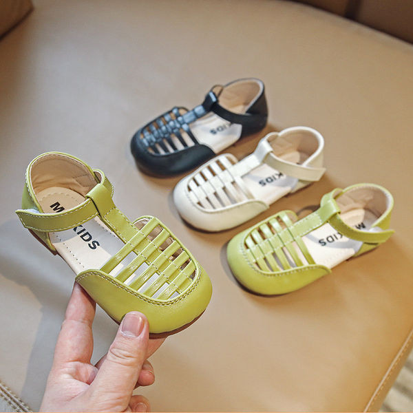 Затворени кожени сандали за момичета с велкро закопчаване 