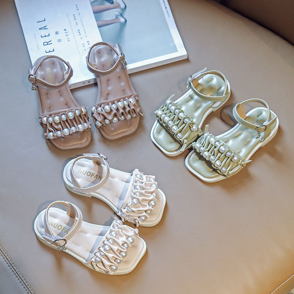Сандали за момиче с перли и набран ефект на каишката