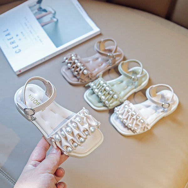 Сандали за момиче с перли и набран ефект на каишката