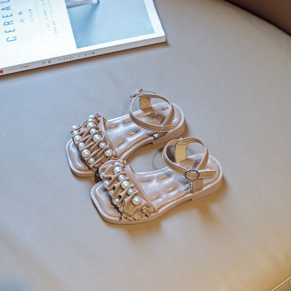 Сандали за момиче с перли и набран ефект на каишката