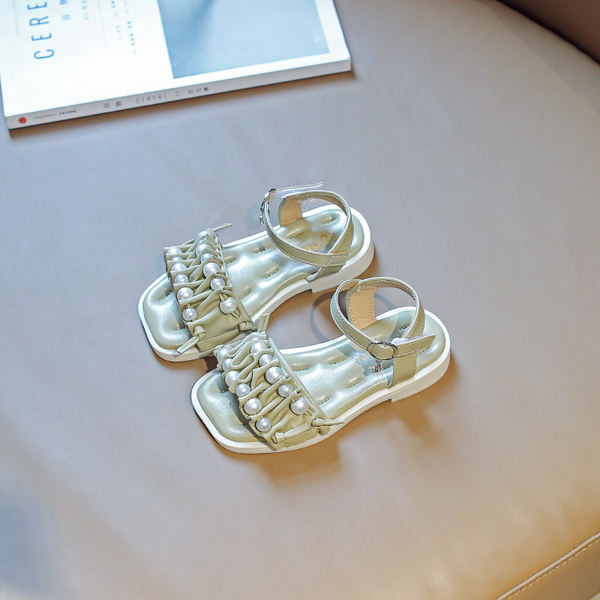 Сандали за момиче с перли и набран ефект на каишката