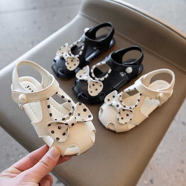 Затворени кожени сандали за момичета с панделка 