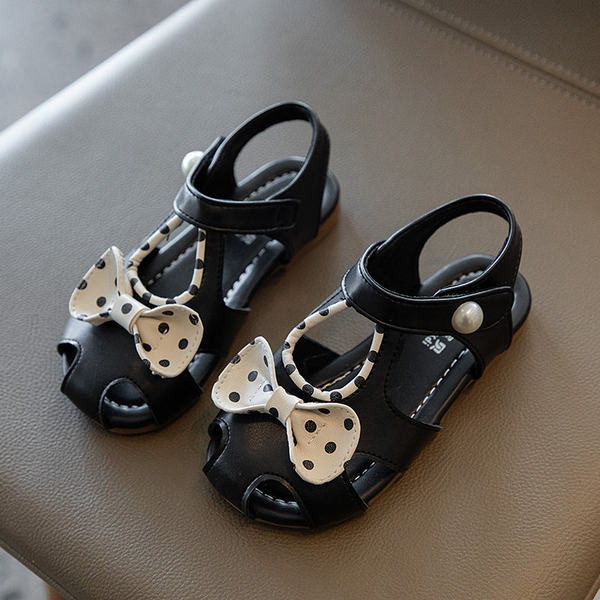 Затворени кожени сандали за момичета с панделка 