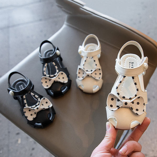 Затворени кожени сандали за момичета с панделка 