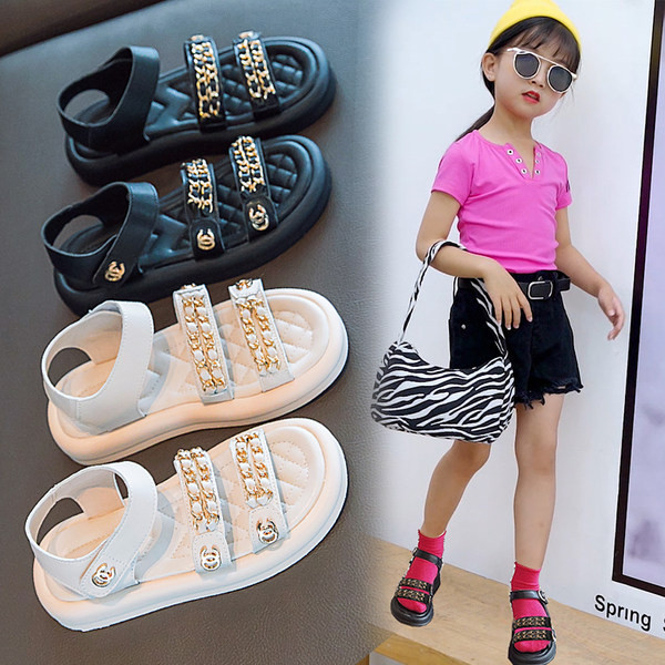 Сандали за момичета с капитониран ефект и метална верижка