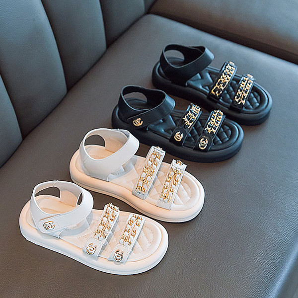 Сандали за момичета с капитониран ефект и метална верижка