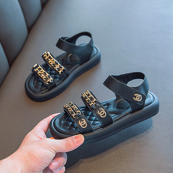 Сандали за момичета с капитониран ефект и метална верижка