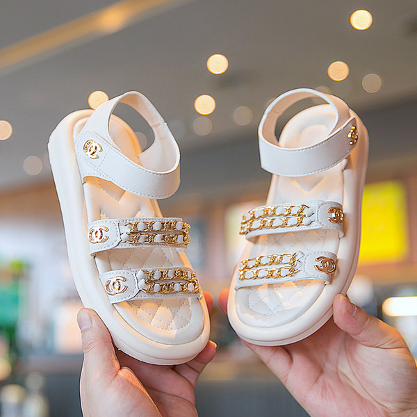 Сандали за момичета с капитониран ефект и метална верижка