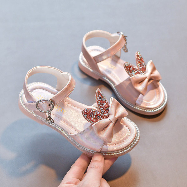Детски сандали с панделка и лъскав ефект 