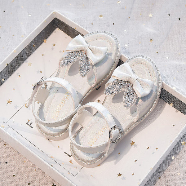 Детски сандали с панделка и лъскав ефект 