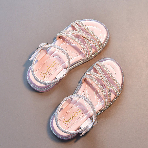 Сандали за момиче с кръстосани каишки и лъскав ефект