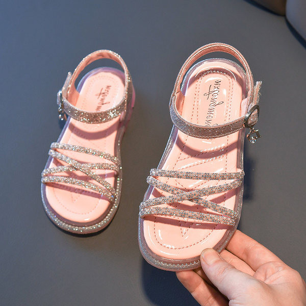 Сандали за момиче с кръстосани каишки и лъскав ефект