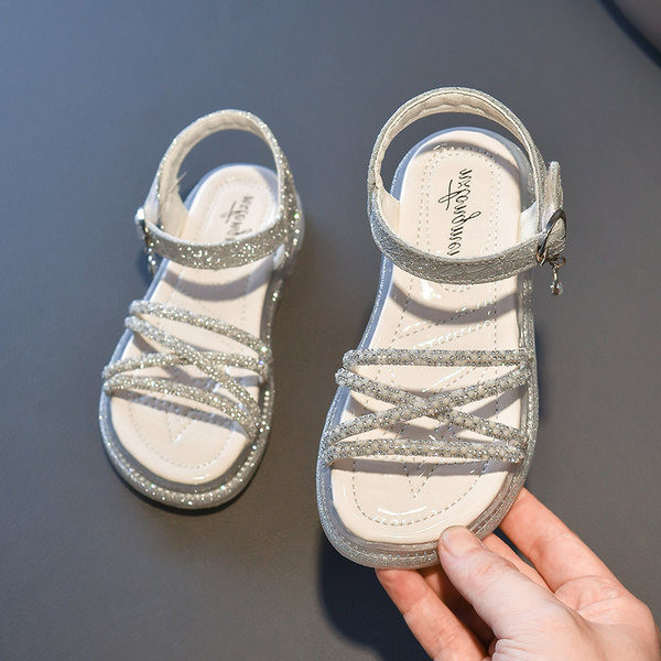 Сандали за момиче с кръстосани каишки и лъскав ефект