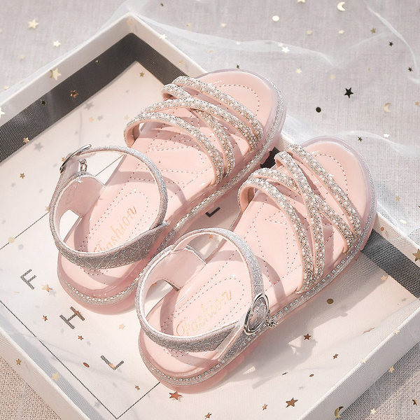 Сандали за момиче с кръстосани каишки и лъскав ефект