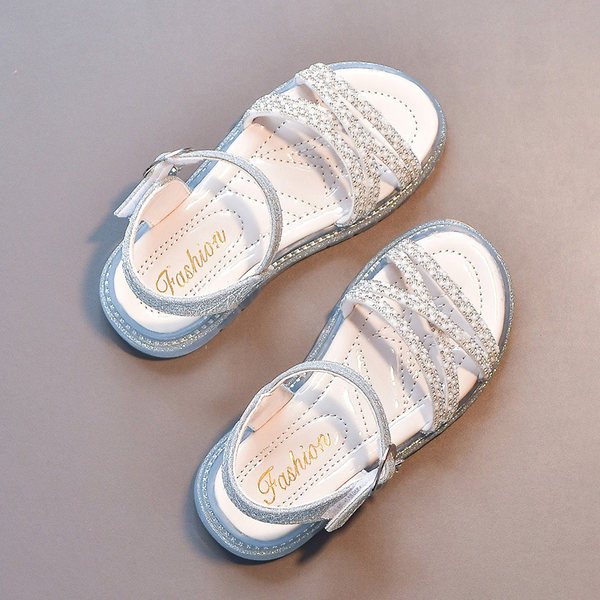 Сандали за момиче с кръстосани каишки и лъскав ефект