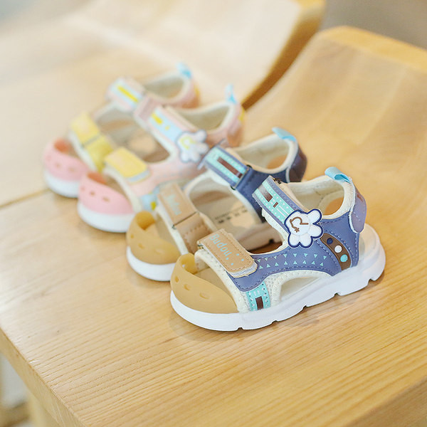 Детски сандали с неплъзгаща се подметка