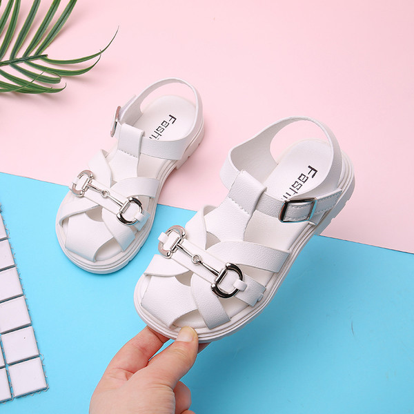 Детски кожени сандали с метална декорация за момичета