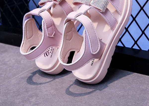 Детски сандали с панделки и декоративни камъни