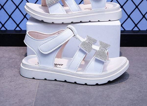 Детски сандали с панделки и декоративни камъни