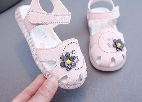 Модерни детски сандали от еко кожа -бял и розов цвят