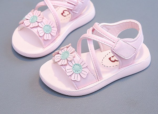 Нов модел детски сандали с 3D елемент -бял и розов цвят