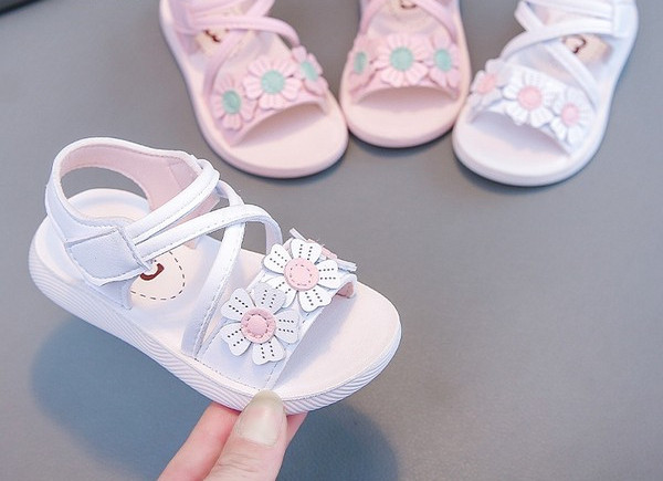 Нов модел детски сандали с 3D елемент -бял и розов цвят