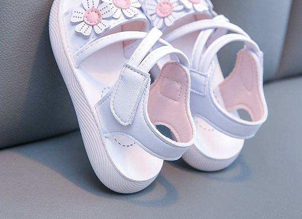 Нов модел детски сандали с 3D елемент -бял и розов цвят