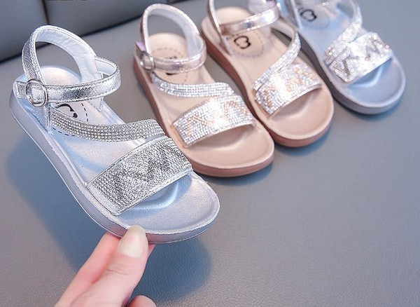 Детски сандали с лъскав ефект в два цвята