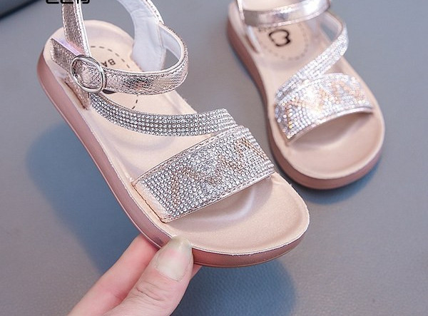 Детски сандали с лъскав ефект в два цвята