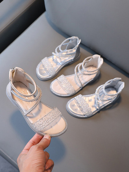 Novi model sandala za djevojčice ukrašenih kamenčićima i biserima