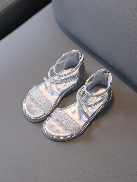 Novi model sandala za djevojčice ukrašenih kamenčićima i biserima