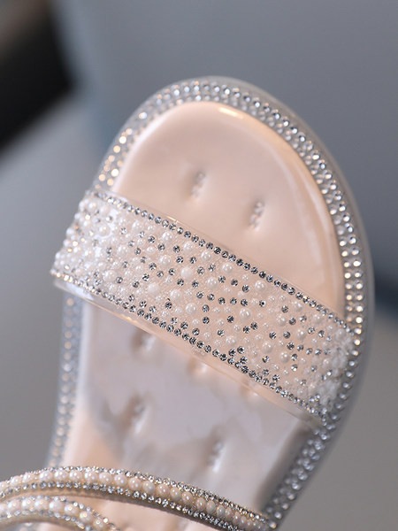 Novi model sandala za djevojčice ukrašenih kamenčićima i biserima