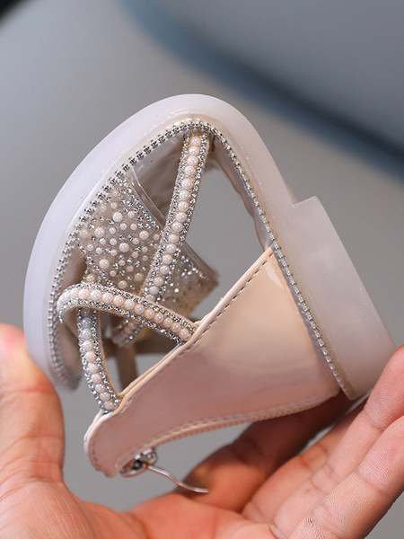 Novi model sandala za djevojčice ukrašenih kamenčićima i biserima