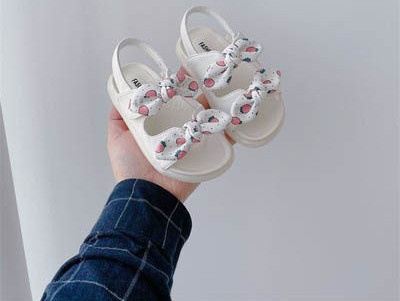 Модерни детски сандали с равна подметка