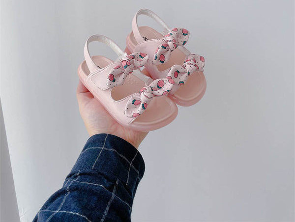 Модерни детски сандали с равна подметка