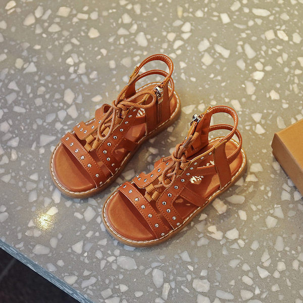 Нов модел детски сандали с метални пулове 