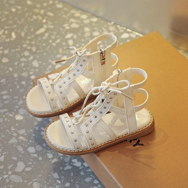 Нов модел детски сандали с метални пулове 