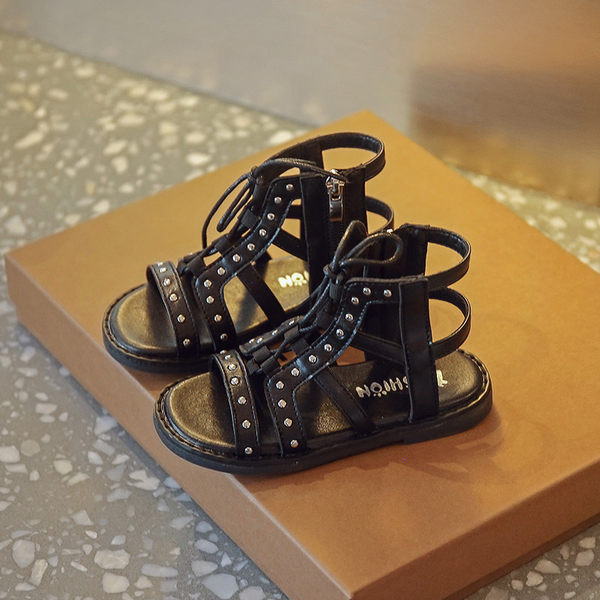 Нов модел детски сандали с метални пулове 