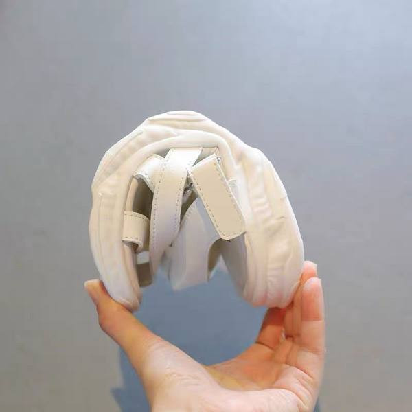 Modern gyerekszandál bőrpánttal - fekete-fehér