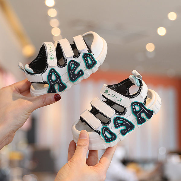 Sportske sandale sa natpisom