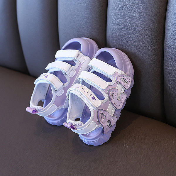 Sportske sandale sa natpisom